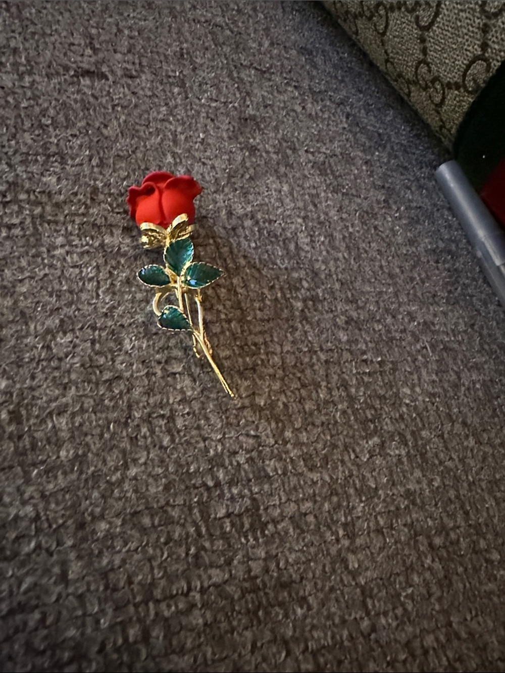 Source Unknown Gold-Tone Red Rose Brooch with Green Leaves